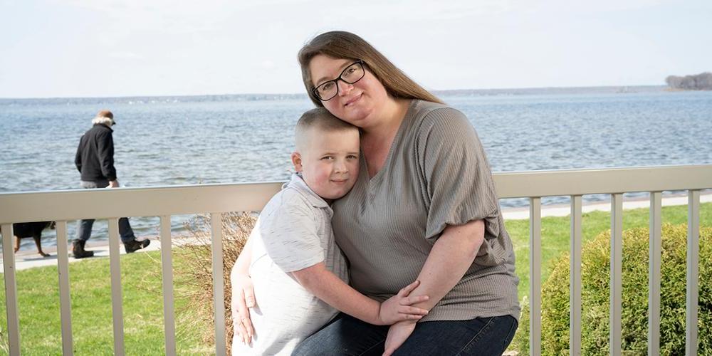 Nina Alfano and her son, 格雷戈里, at William’s Beach in Cicero. She had surgery to treat cervical cancer discovered during the coronavirus pandemic. (Susan Kahn摄)